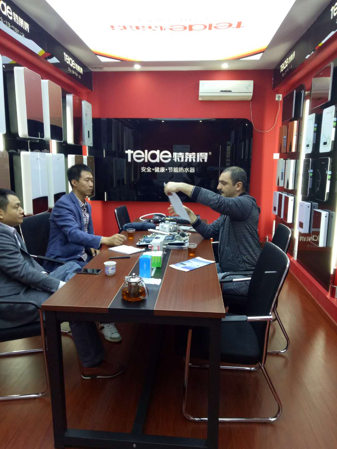 烈歡迎俄羅斯客戶蒞臨我司，恭賀成功簽約！